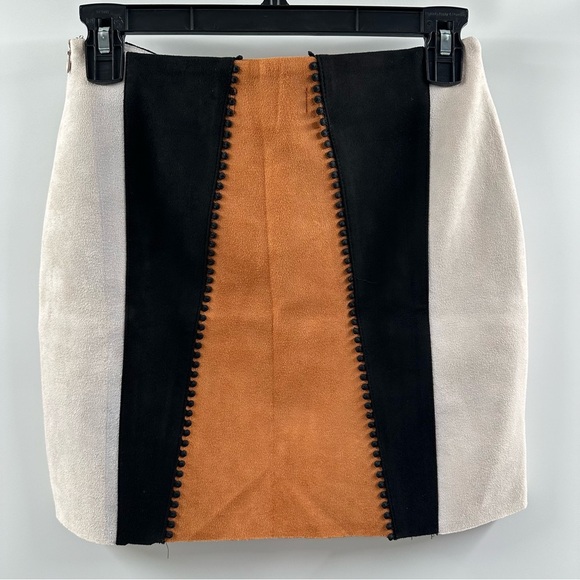 Mod On The Trend Faux Suede Colorblock Mini Skirt – Size Medium - Picture 4 of 5